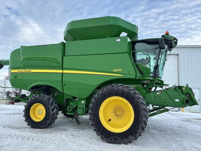Image of John Deere S670 equipment image 1