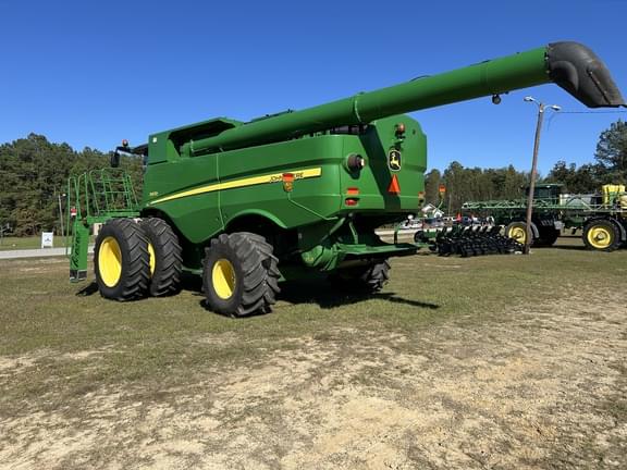 Image of John Deere S670 equipment image 1