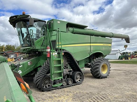 Image of John Deere S680 equipment image 1