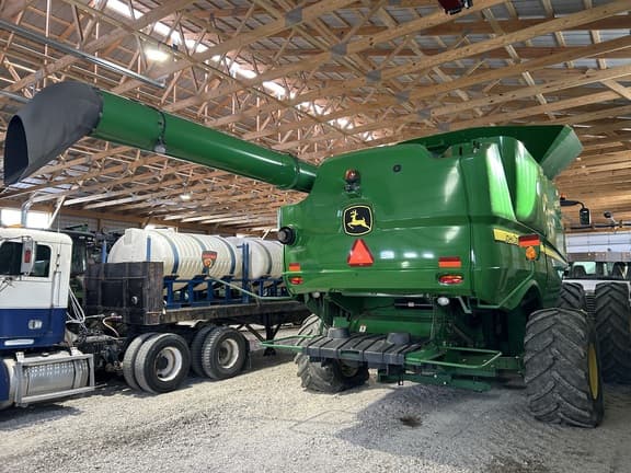 Image of John Deere S680 equipment image 4