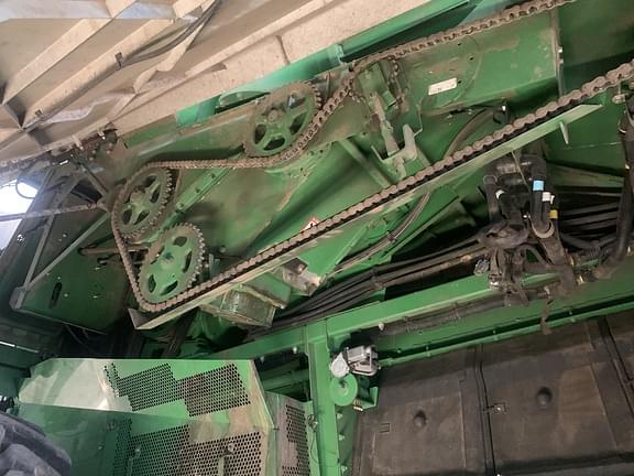 Image of John Deere S680 equipment image 4