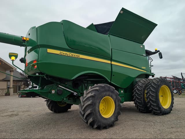 Image of John Deere S680 equipment image 4