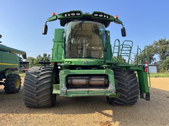 Image of John Deere S680 equipment image 1