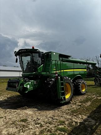 Image of John Deere S680 equipment image 1