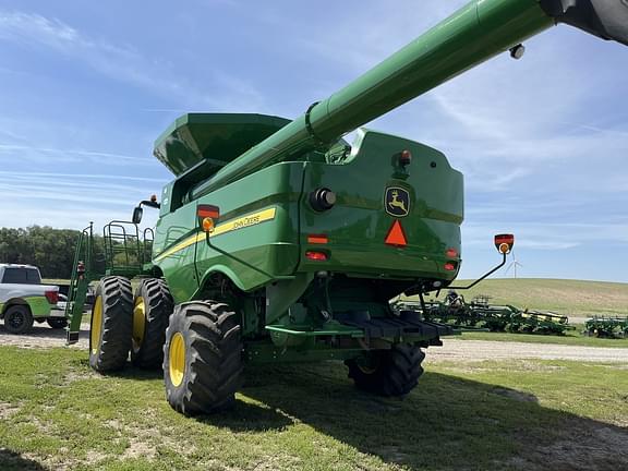 Image of John Deere S680 equipment image 3