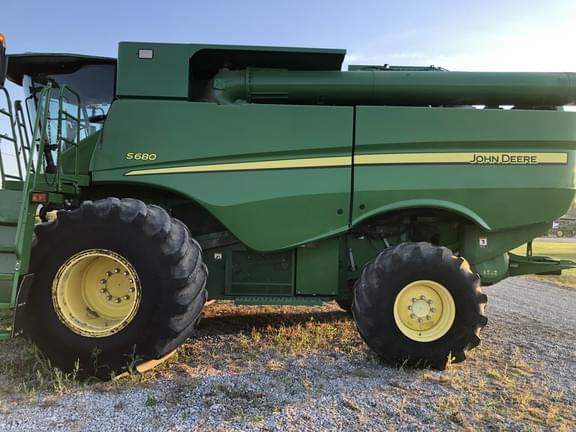 Image of John Deere S680 equipment image 1