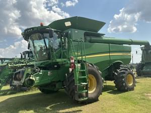 2013 John Deere S680 Image