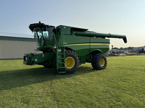 2013 John Deere S680 Equipment Image0