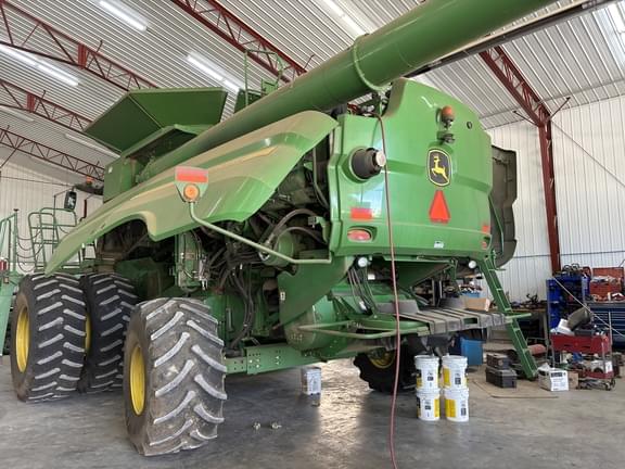 Image of John Deere S680 equipment image 3