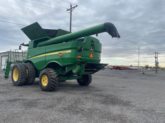 Image of John Deere S680 equipment image 1