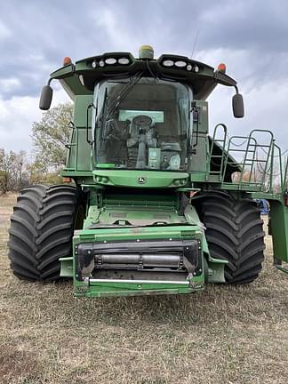 Image of John Deere S680 equipment image 1
