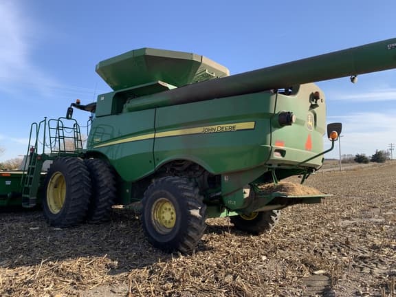 Image of John Deere S680 equipment image 1