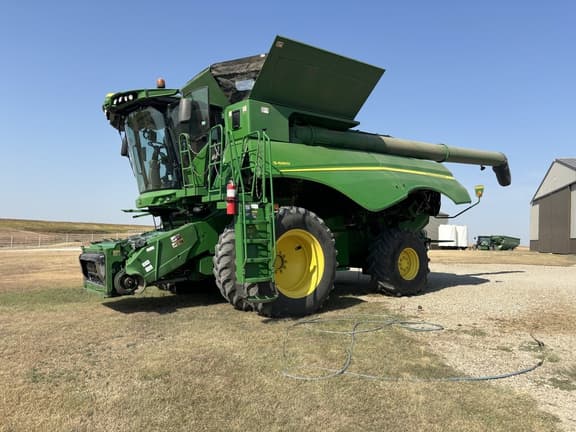 Image of John Deere S680 equipment image 1