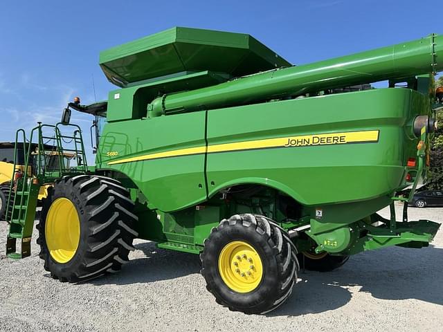 Image of John Deere S680 equipment image 4