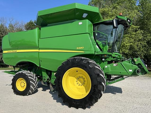 Image of John Deere S680 equipment image 1