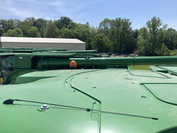 Image of John Deere S680 equipment image 2