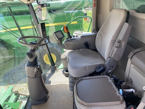 Image of John Deere S680 equipment image 1