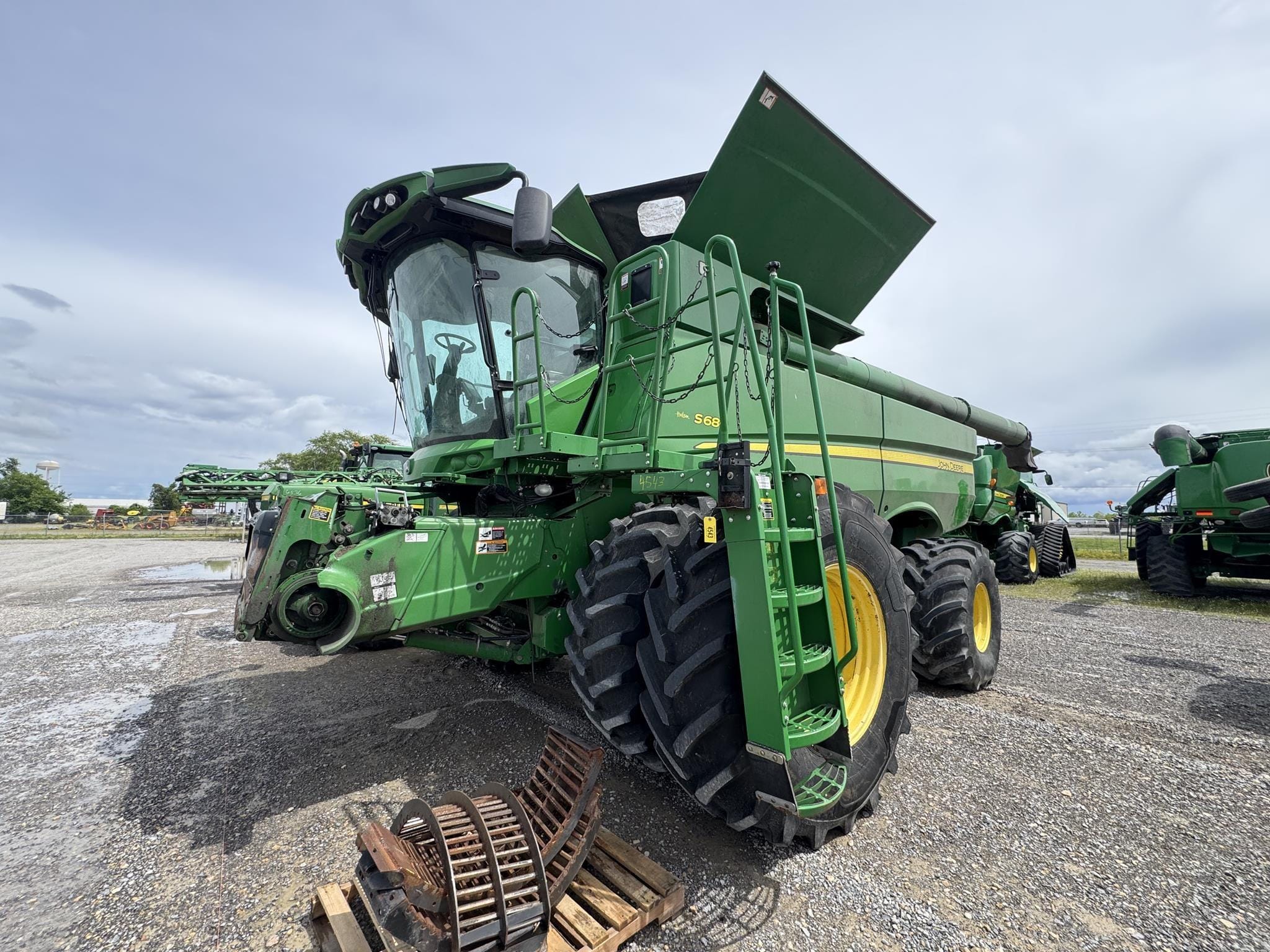 2013 John Deere S680 Equipment Image0