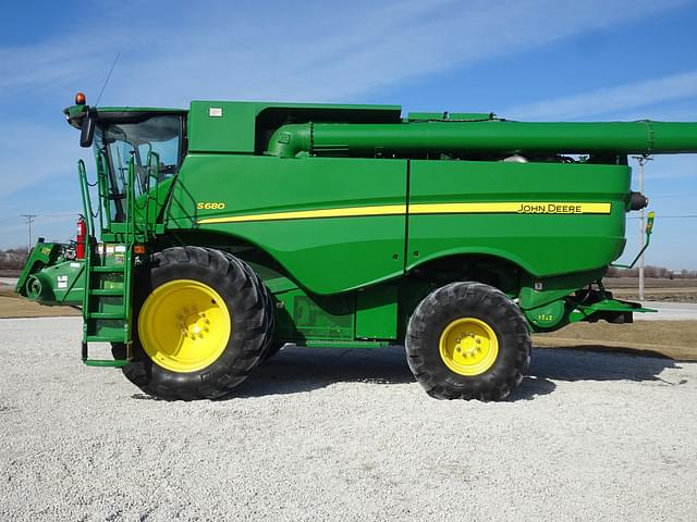 Image of John Deere S680 equipment image 2