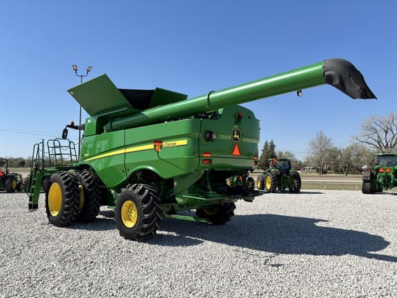 Image of John Deere S680 equipment image 2