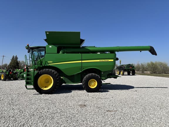 Image of John Deere S680 equipment image 1