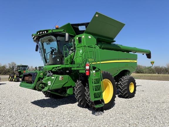 2013 John Deere S680 Equipment Image0