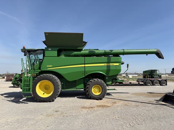 Image of John Deere S680 equipment image 1