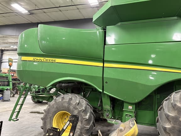 Image of John Deere S680 equipment image 4