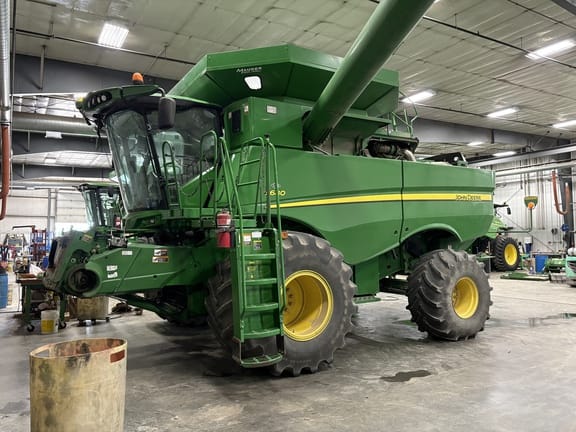 2013 John Deere S680 Equipment Image0