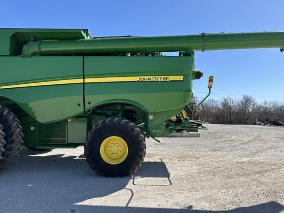 Image of John Deere S680 equipment image 4