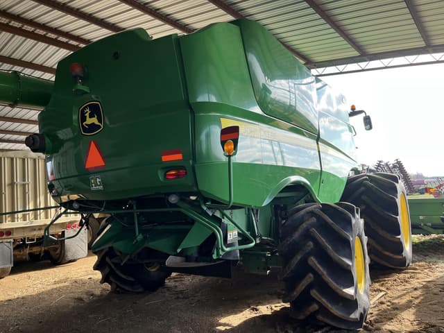 Image of John Deere S680 equipment image 2