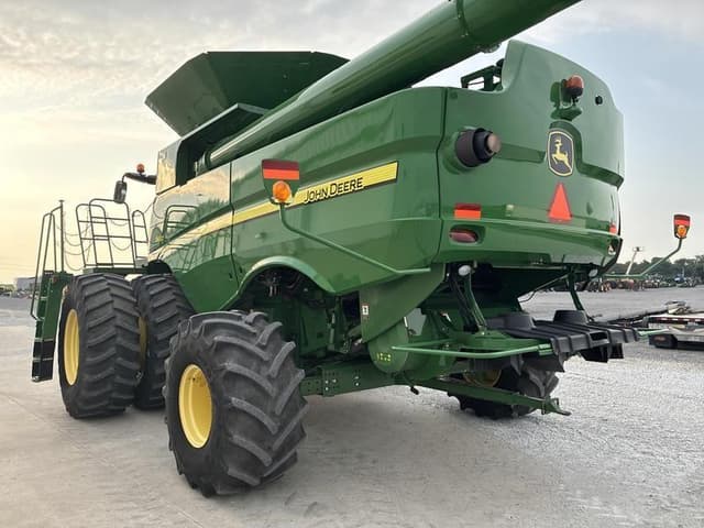 Image of John Deere S680 equipment image 4