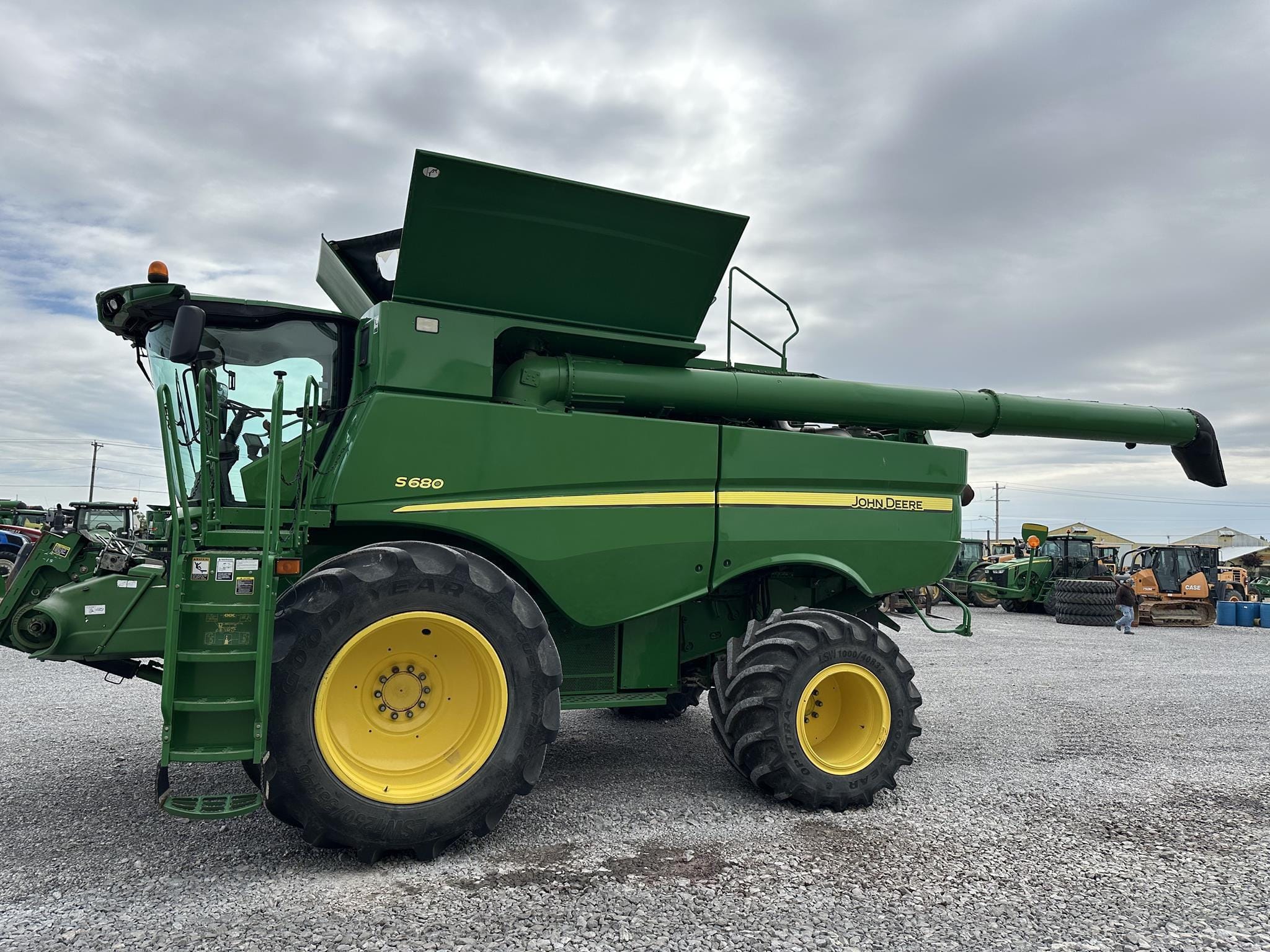 2013 John Deere S680 Equipment Image0