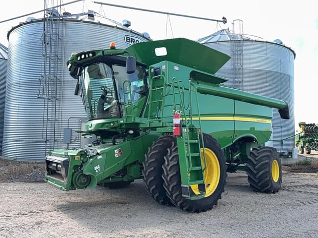 Image of John Deere S680 equipment image 1