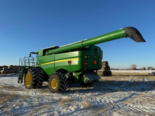 Image of John Deere S680 equipment image 1