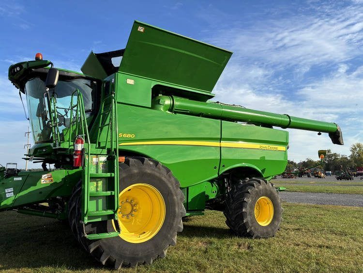2013 John Deere S680 Equipment Image0