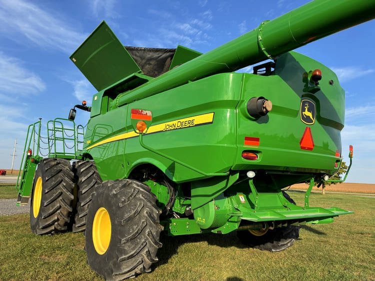2013 John Deere S680 Equipment Image0