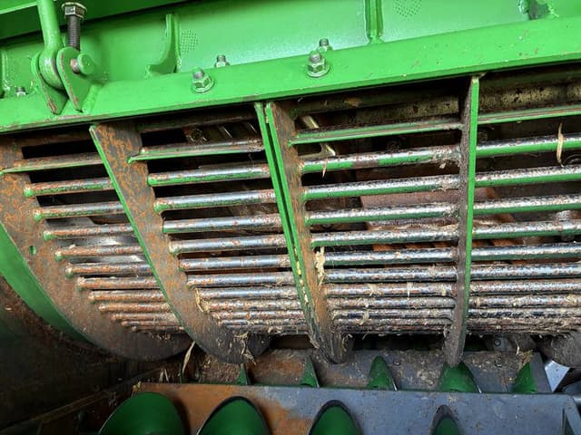 Image of John Deere S680 equipment image 4