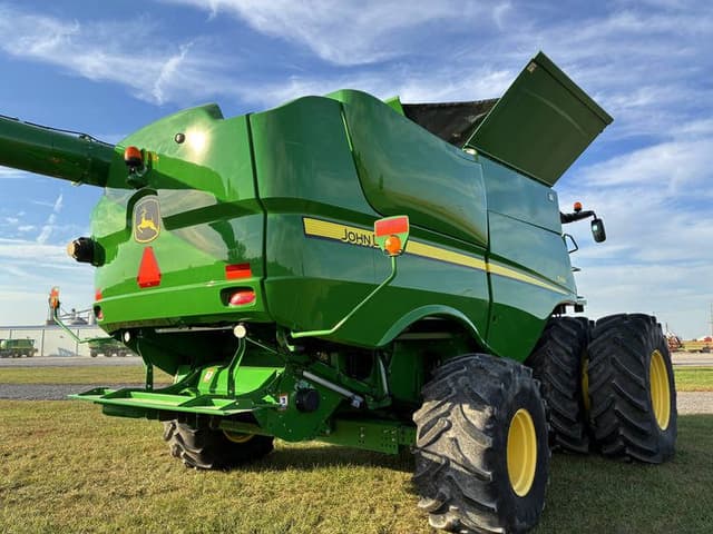 Image of John Deere S680 equipment image 1