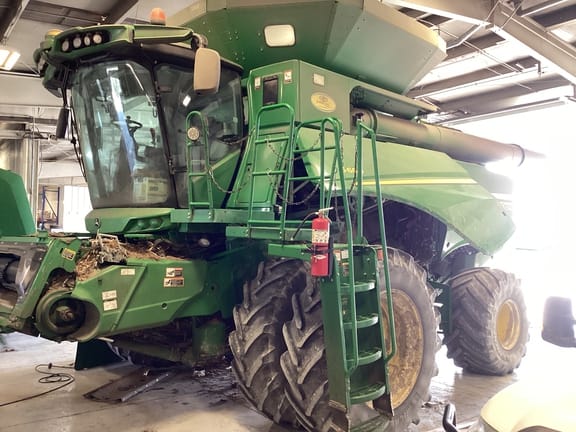 2013 John Deere S680 Equipment Image0