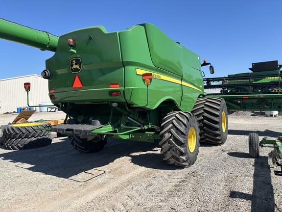 Image of John Deere S680 equipment image 1