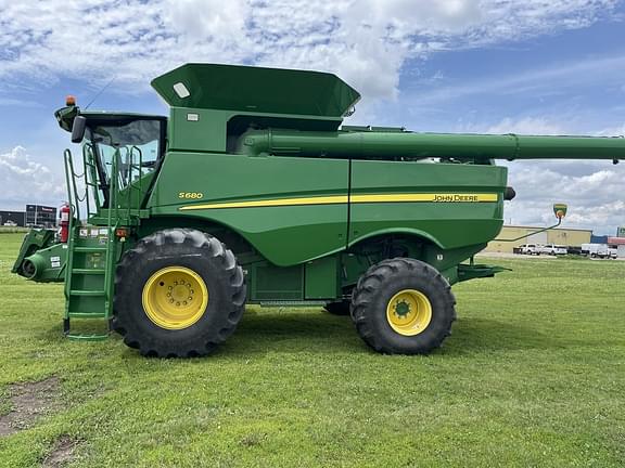 Image of John Deere S680 equipment image 1