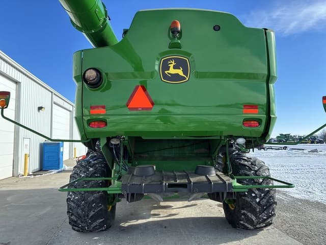 Image of John Deere S680 equipment image 4