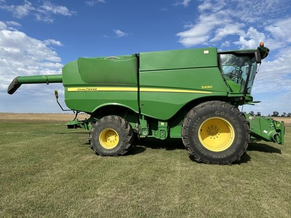 2013 John Deere S690 Equipment Image0