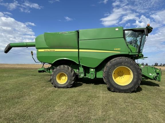 Image of John Deere S690 Primary image