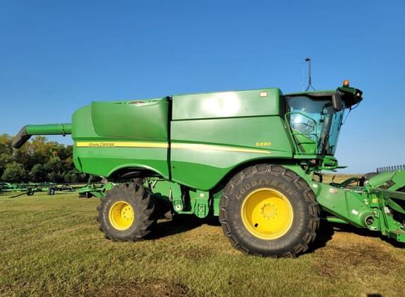 Image of John Deere S690 equipment image 1