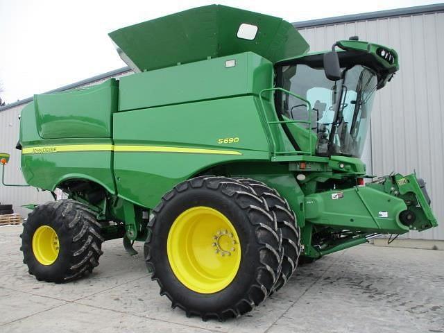 Image of John Deere S690 equipment image 1