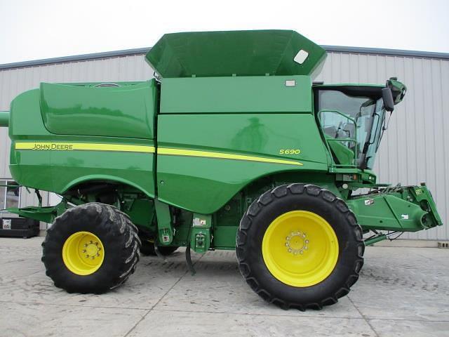 Image of John Deere S690 equipment image 3