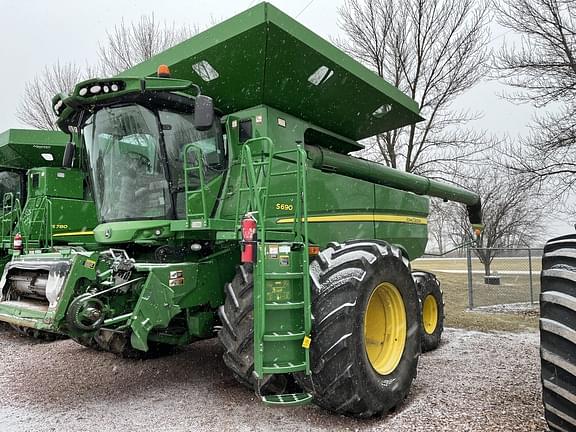 Image of John Deere S690 equipment image 1