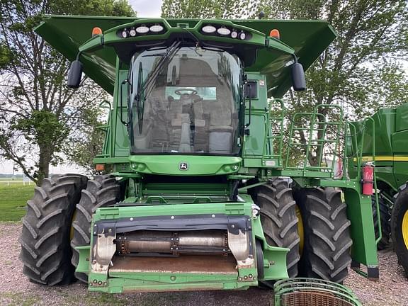 Image of John Deere S690 equipment image 1